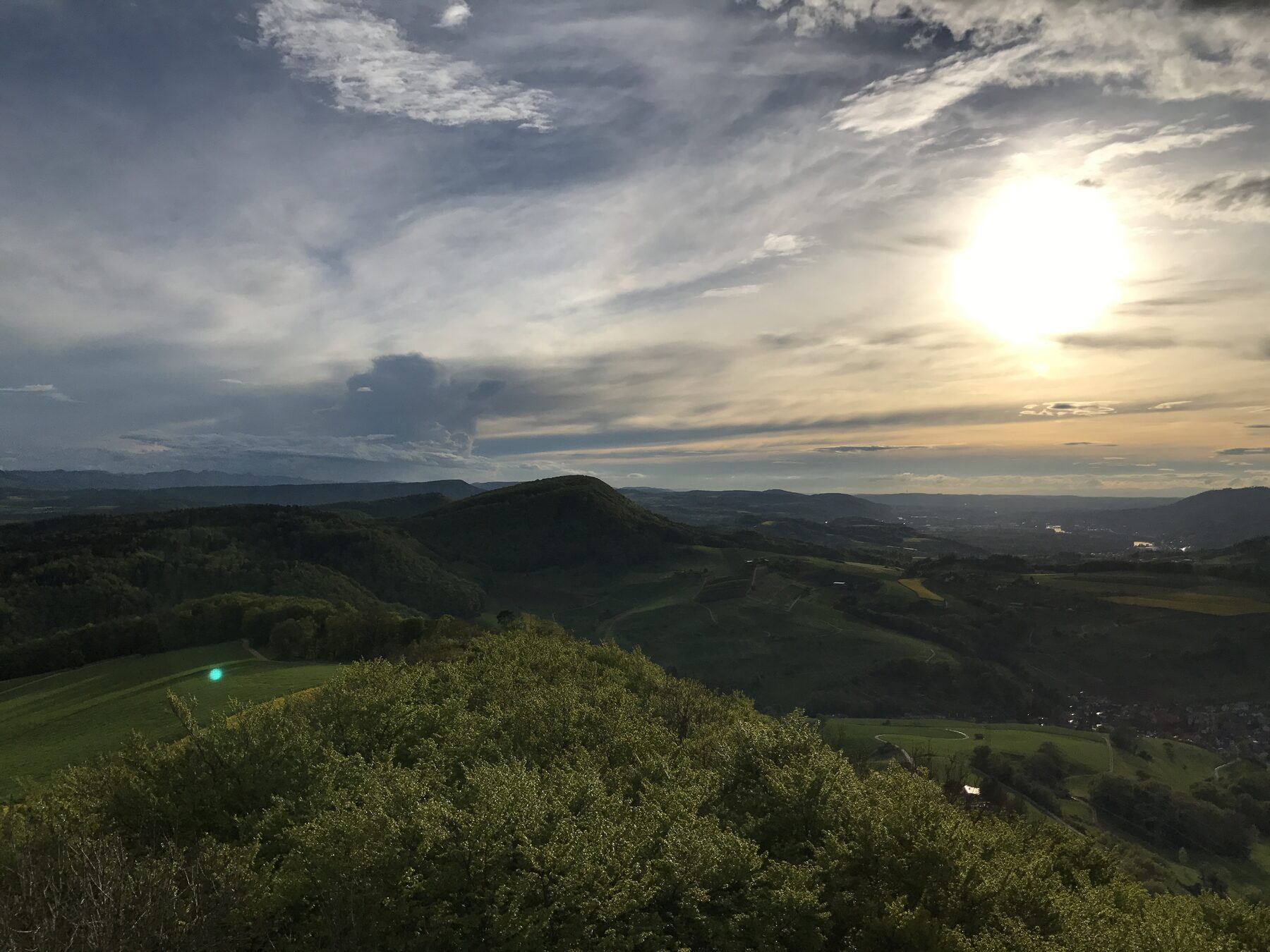 Landschaft westlich des Chesicherturms mit Sulz, dem Schinberg und dem Rhein.