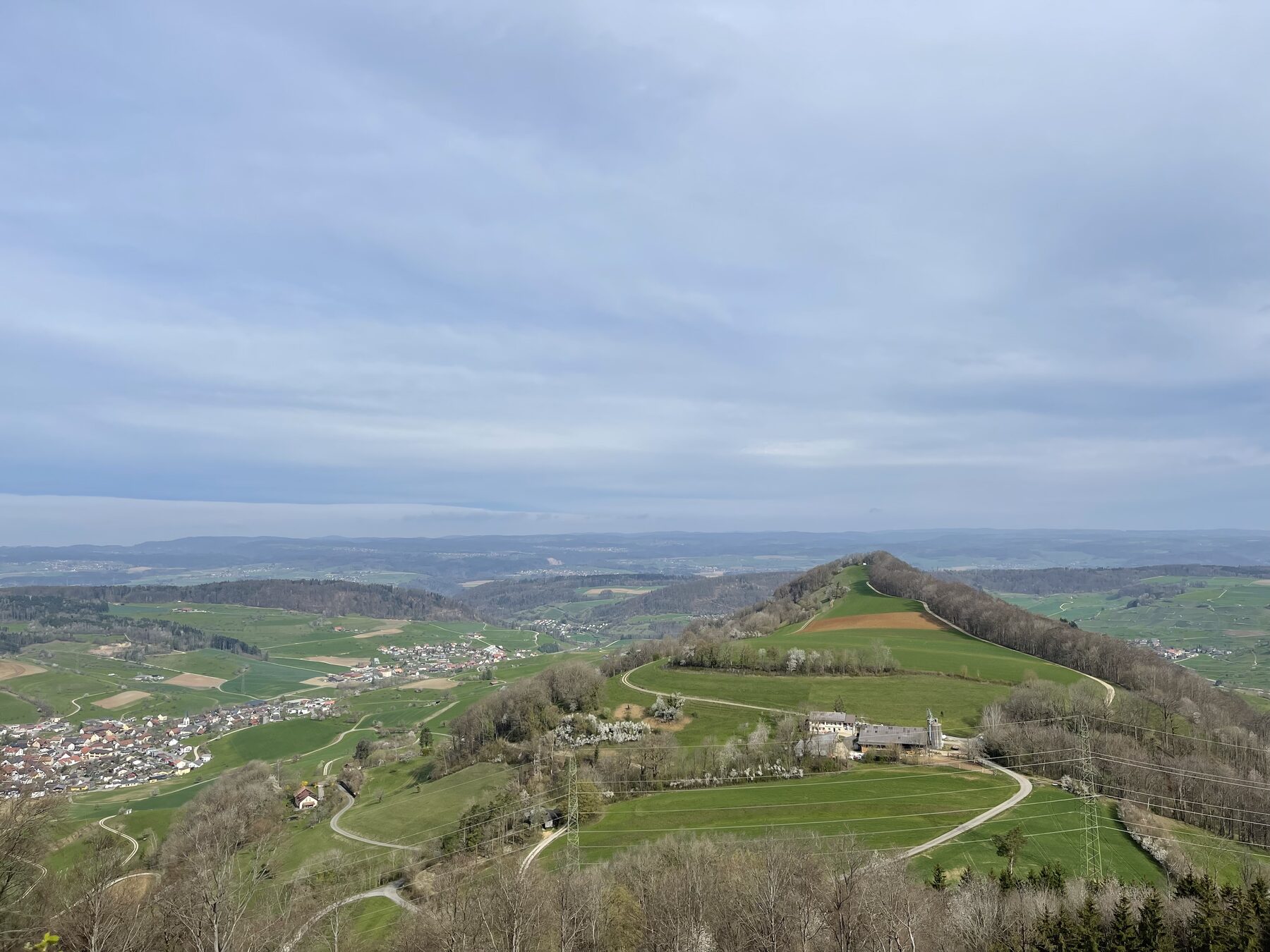 Weitblick vom Bürerhorn über den Liechthof und die Dörfer Gansingen, Oberhofen, Mettau bis zum Laubberg mit Laubbergkapelle und Schwarzwald im Hintergrund