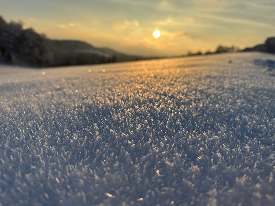 Schneebedeckte Landschaft am Cheisacher mit Schnee im Dezember 2023
